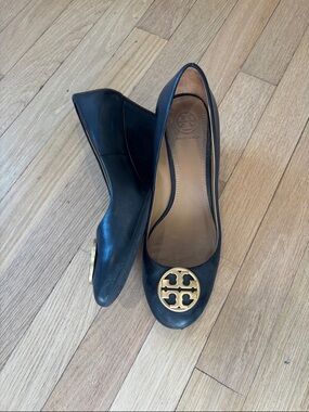Tory Burch Black Leather Pumps with Gold Logo Medallion